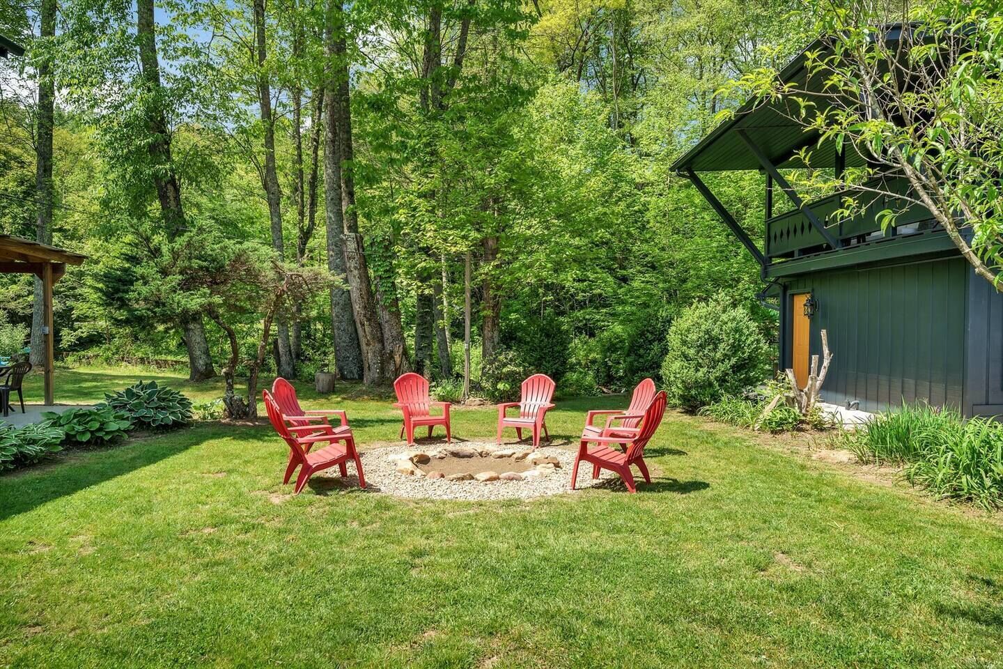 Mountain Meadow *3 acres Creekside* No Cleaning Fee
