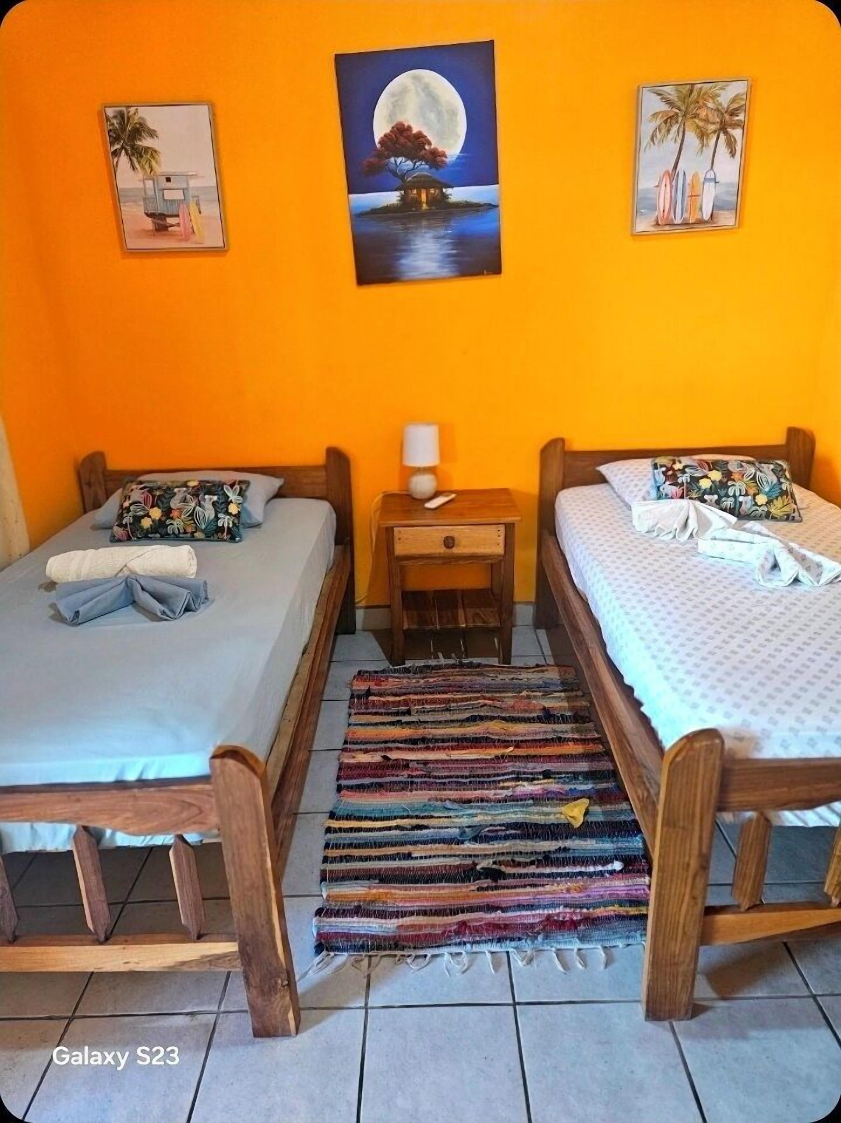 基础双人房或双床房 | 遮光窗帘、隔音、免费 WiFi、床单