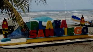 Na praia, espreguiçadeiras, guarda-sóis, Prática de surfe/bodyboard