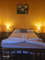 Cortinas opacas, sistema de insonorización, wifi gratis y ropa de cama