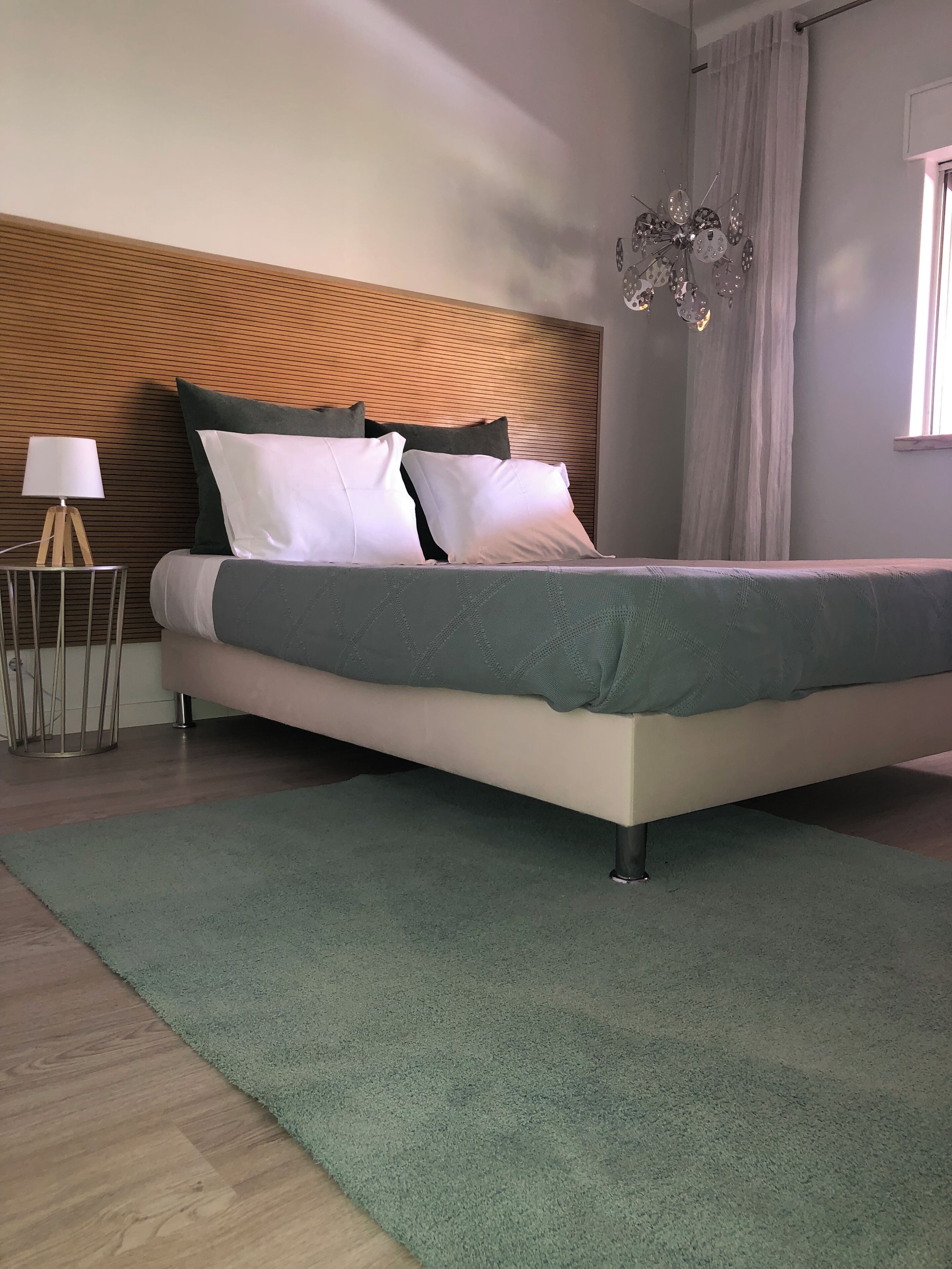 3 quartos, ferros/tábuas de passar roupa, berço de viagem