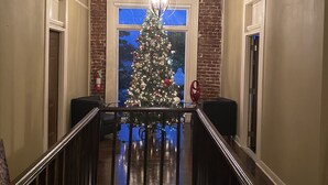 Una escalera que conduce a un balcón con un árbol de Navidad.