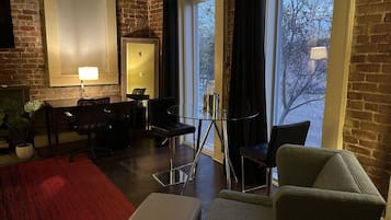 Habitación Premium | Área de sala de estar | Smart TV de 43 pulgadas con canales vía satélite