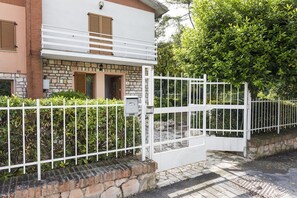 Property grounds - A30 - Poggio, new one bedroom apartment with garden (Ancona)