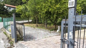 A gated entrance with a paved pathway leading to a building. - A28 - Poggio, large three-room apartment with porch (Poggio)