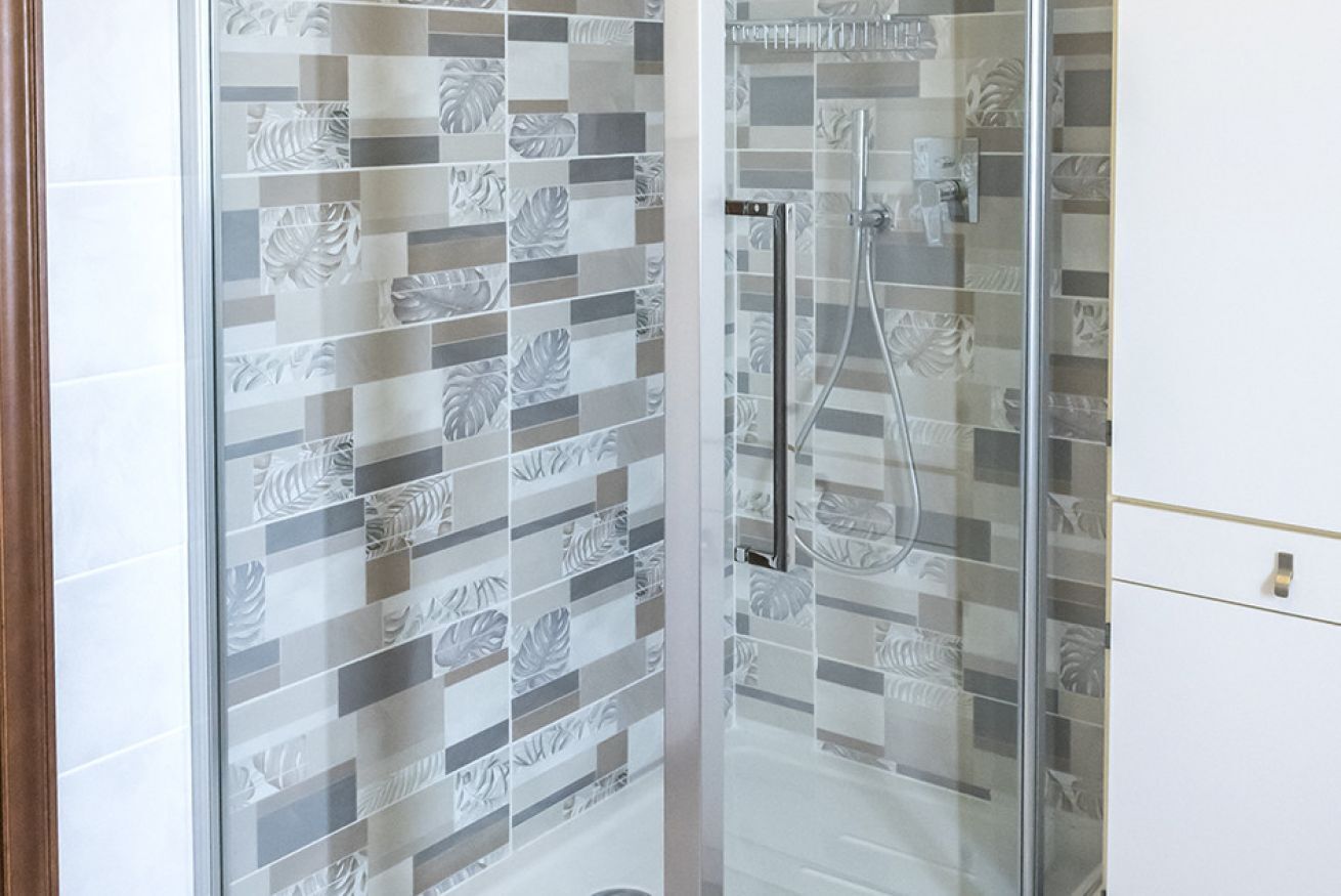 Shower, bidet, towels
