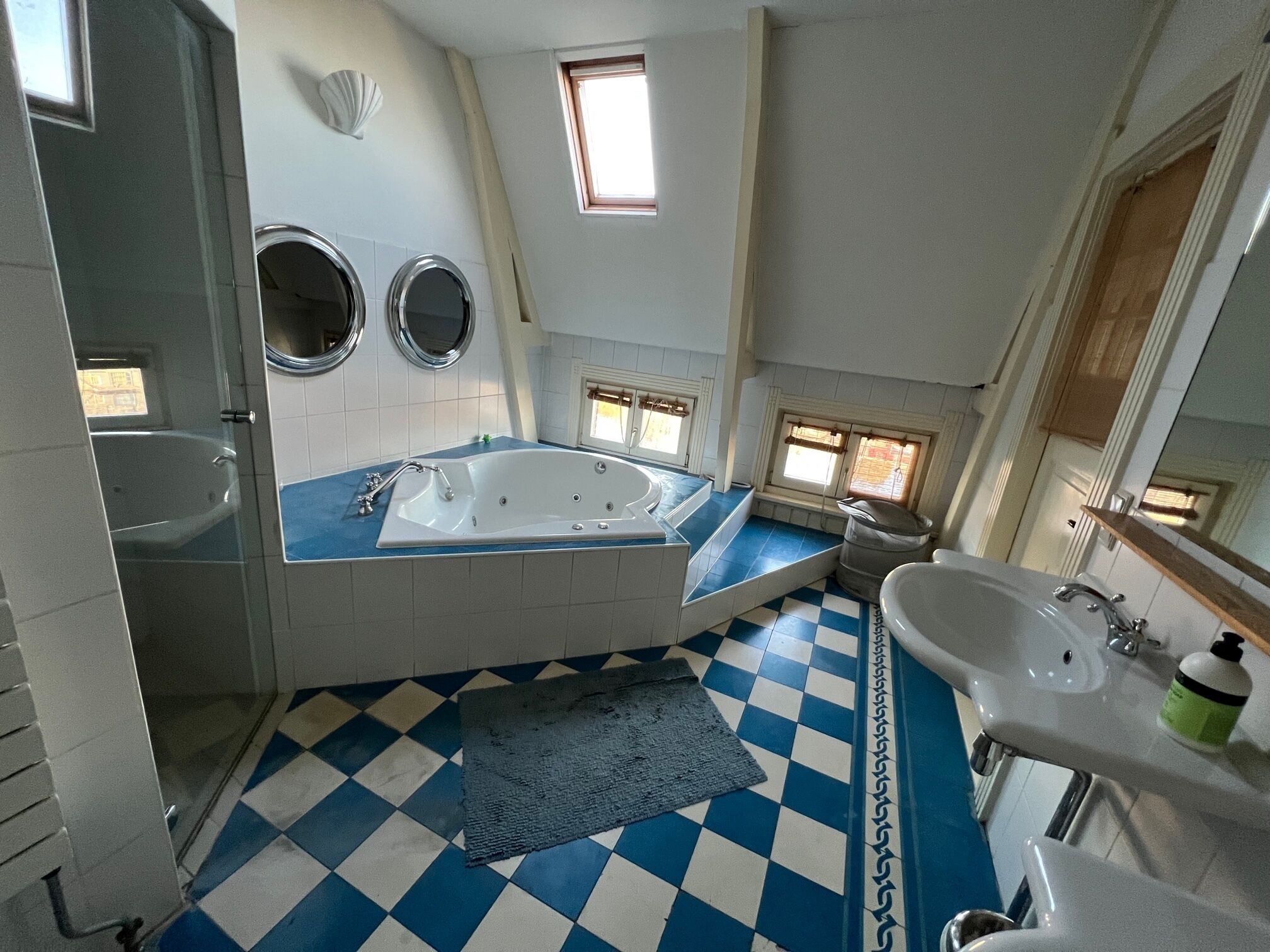 Een douche, een haardroger, handdoeken