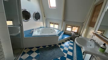 Een douche, een haardroger, handdoeken