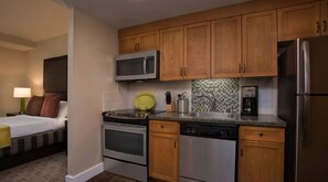 Fridge, microwave, oven, stovetop - Marriott Grand Residence Heavenly Village Studio (South Lake Tahoe)