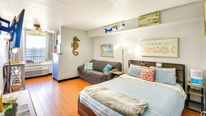 Quarto com cama, escrivaninha, cadeira, aquecedor, janela e ventilador de teto.