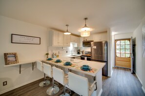 Kühlschrank, Mikrowelle, Herdplatte, Geschirrspüler