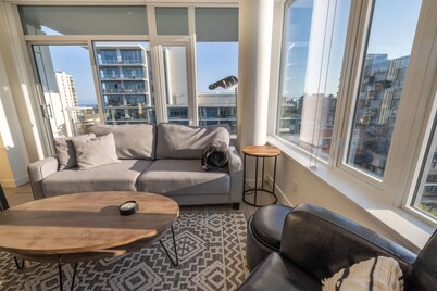 Yates Sunset View-Enjoy amazing sunsets from this corner unit on the 11th floor!