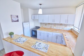 Oven, stovetop, cookware/dishes/utensils