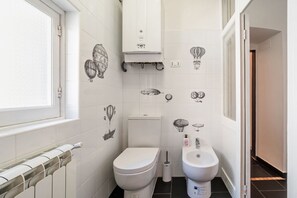 Shower, hair dryer, bidet, towels - The Pearl of the Gulf! Lerici Artistic Flat (Lerici)