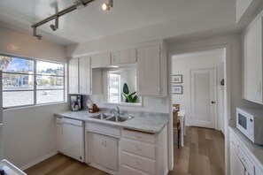 Fridge, microwave, oven, stovetop - 2 Dog Friendly Units + 2 Garages + Ocean 1 Block (La Jolla)