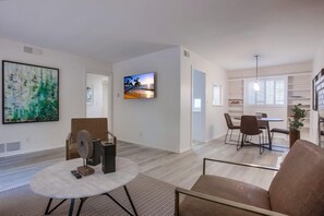 Living area - 2 Dog Friendly Units + 2 Garages + Ocean 1 Block (La Jolla)