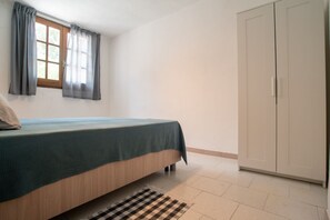 3 dormitorios y tabla de planchar con plancha