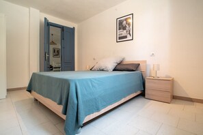 3 habitaciones y tabla de planchar con plancha
