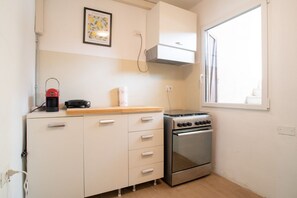 Microondas, horno, placa de cocina y lavavajillas