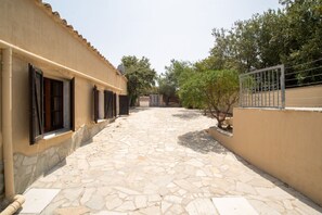 Property grounds - GuestHost - Baccu Mandara Rustic Villa with Pool&Parking! (Maracalagonis)