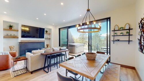 New Luxury | Close to Slopes | WiFi | Hot Tub | Valley View Villa 9