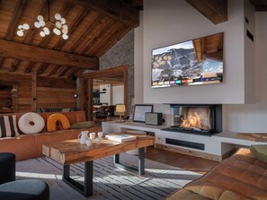 Televisión, chimenea, videojuegos y estéreo 