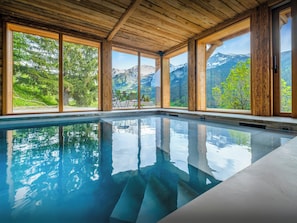 Una piscina cubierta