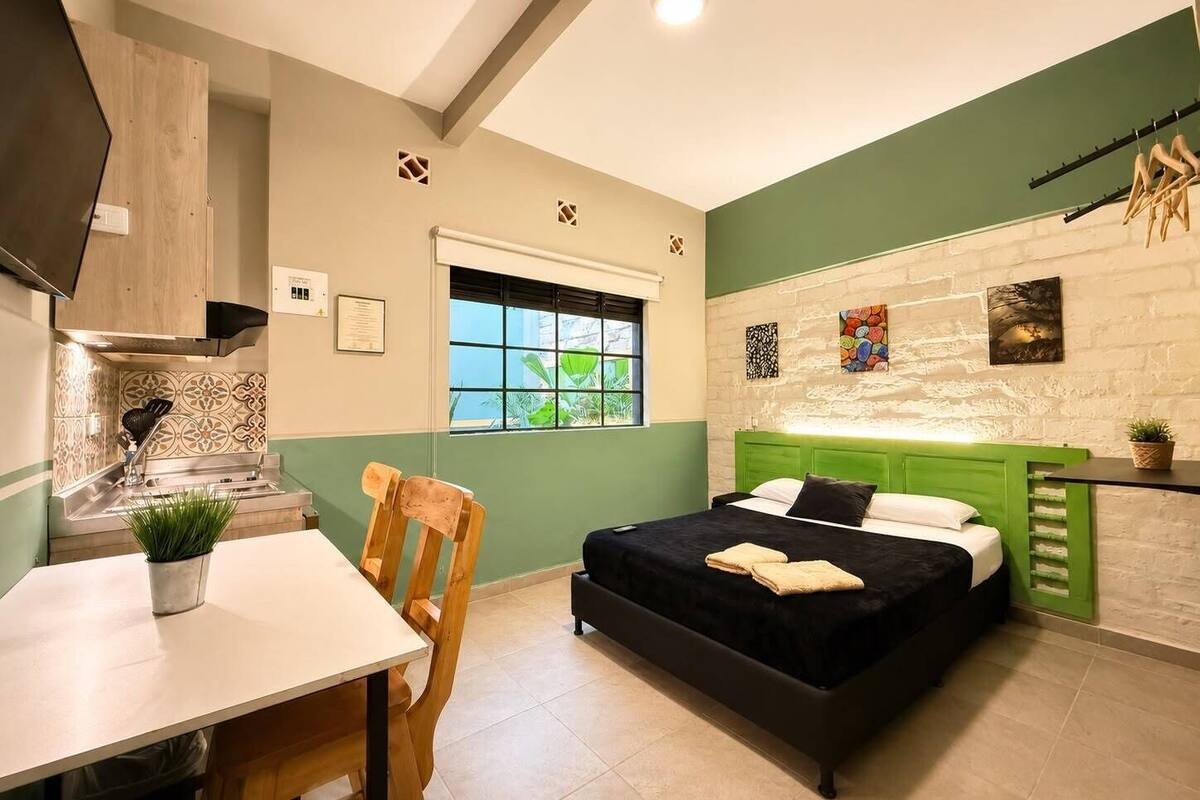 Studio de base | Couette en duvet, bureau, espace de travail pour ordinateurs portables