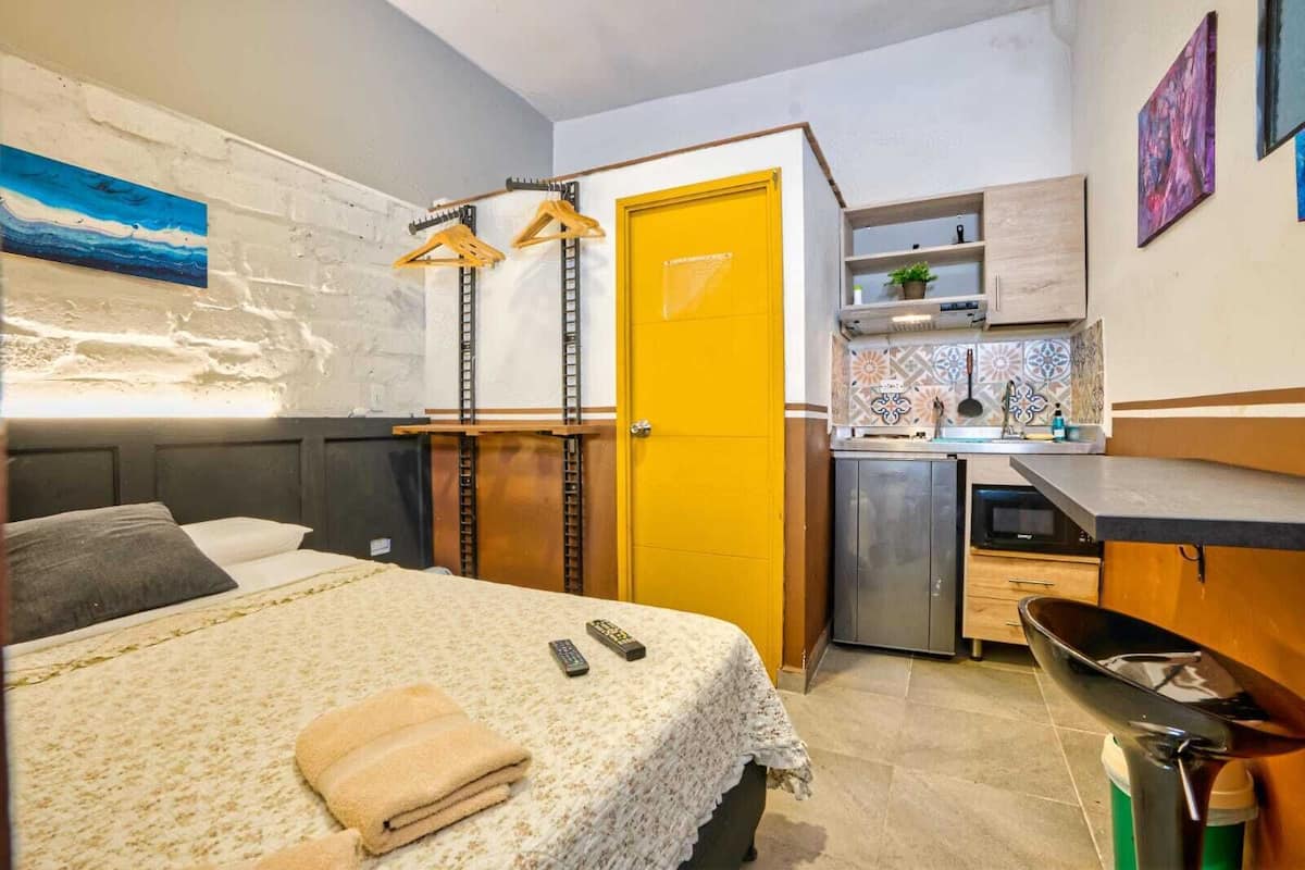 Habitación clásica | Edredón, escritorio, espacio para trabajar con laptop y wifi gratis