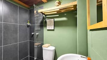 Studio Standar, 1 kamar tidur, ensuite, lantai dasar | Kamar mandi | Shower, pancuran hujan, handuk, dan sabun