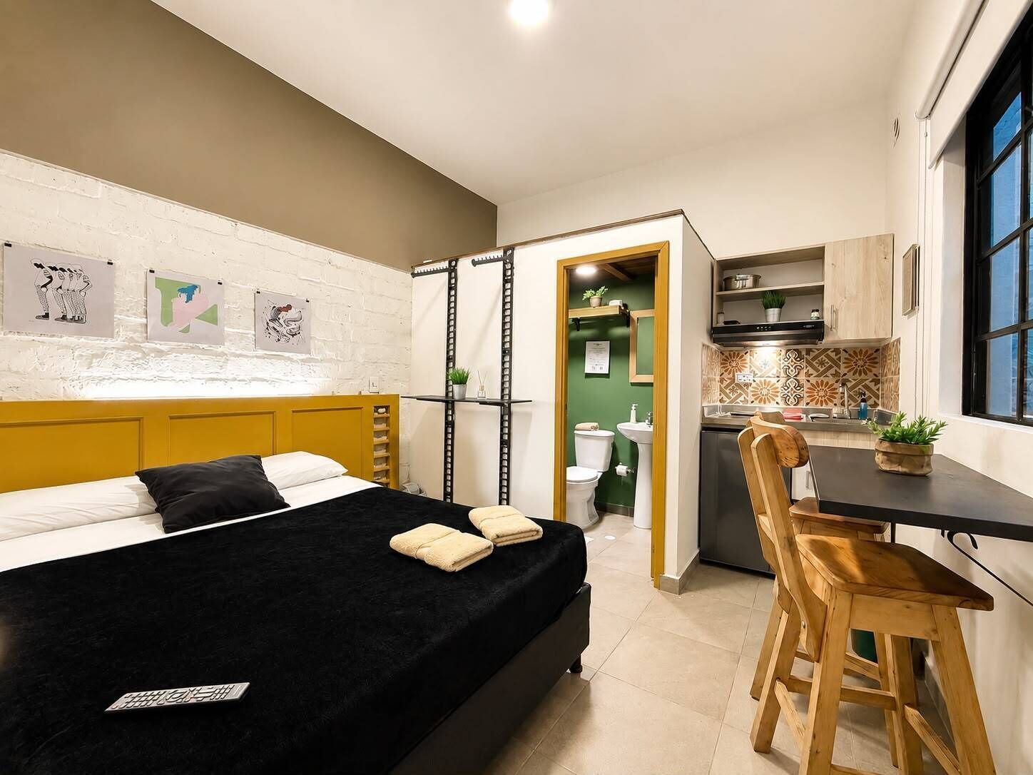 Classic Studio | Down duvets, desk, laptop workspace, free WiFi