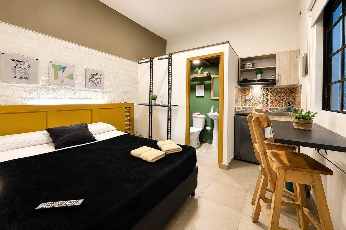 Studio classique | Couette en duvet, bureau, espace de travail pour ordinateurs portables