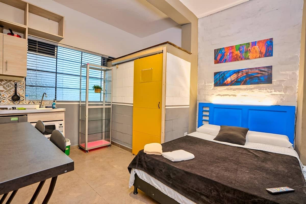 Estudio estándar, 1 habitación, baño privado, planta baja | Edredones de plumas, escritorio, espacio para trabajar con un portátil