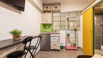 Standard Studio, 1 Bedroom, Ensuite, Ground Floor | Private kitchen | Mini-fridge, microwave, stovetop, coffee/tea maker