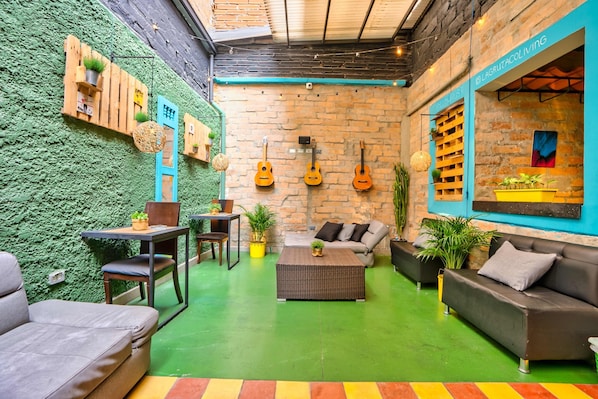 32-inch Smart TV with digital channels, TV - La Gruta Co-Living (Medellín)