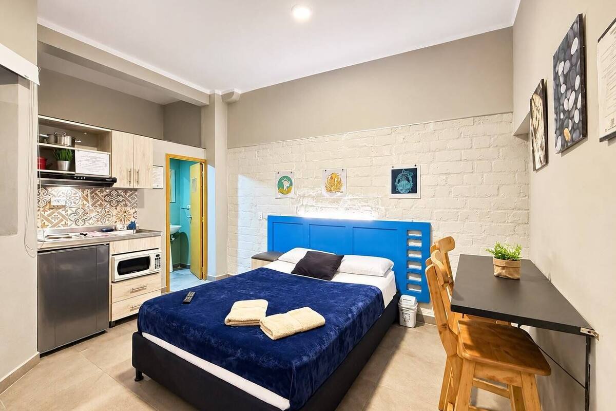 Studio de base | Couette en duvet, bureau, espace de travail pour ordinateurs portables