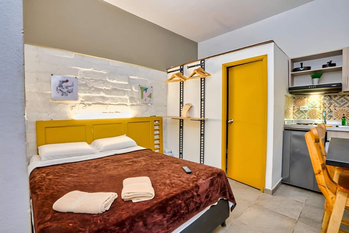 Estudio clásico | Edredón, escritorio, espacio para trabajar con laptop y wifi gratis