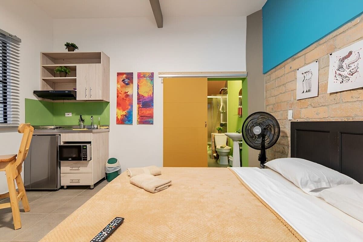 Habitación básica | Edredón, escritorio, espacio para trabajar con laptop y wifi gratis