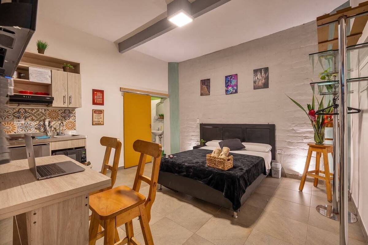 Chambre de base | Couette en duvet, bureau, espace de travail pour ordinateurs portables