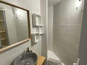 Bathroom - PRETTY 4 BEDS PORT ROYAL, AIR-CONDITIONED, TERRACE, PARKING, 100 M BEACH (LE GRAU DU ROI)