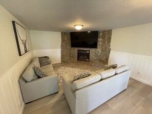 TV, fireplace - Harbor Hideaway - private hot tub, stunning views & ideal outdoor space! (Garden City)