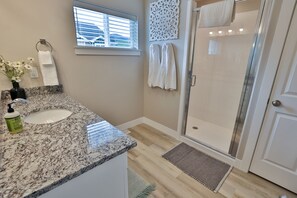 Ensemble douche/baignoire, sèche-cheveux, serviettes fournies