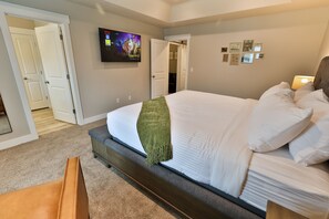 4 bedrooms, iron/ironing board, internet, bed sheets