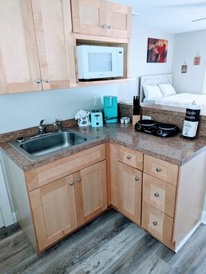 Kjøleskap, kaffetrakter/tekoker og kjøkkenutstyr