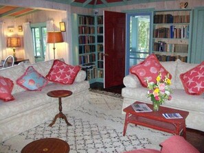 Ferienhaus, Mehrere Betten, Kamin, Meerblick | Wohnbereich | Fernseher, Kamin