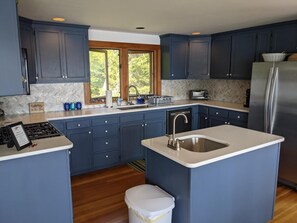 Casa, varias camas, vista al océano | Cocina privada | Refrigerador, microondas, lavavajillas y cafetera y tetera 