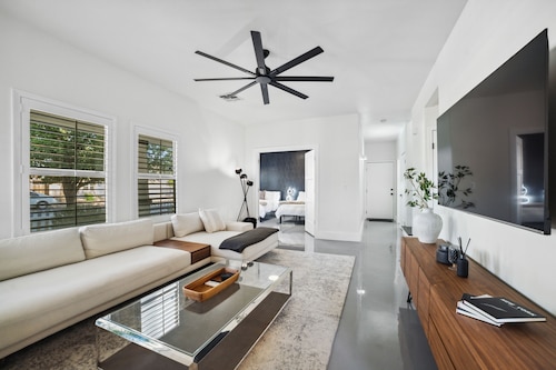 Stylish & Cozy Downtown Home ~ Yard ~ Parking + EV~ Near DTPHX attractions