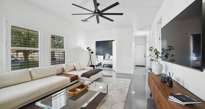 Stylish & Cozy Downtown Home ~ Yard ~ Parking + EV~ Near DTPHX attractions