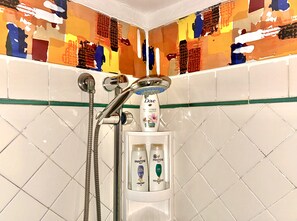 Bruser, hårtørrer, bidet, håndklæder