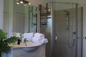 Jetted tub, hair dryer, towels, soap - Lake  View (Lower Kaimai)